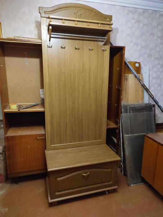 Вішалка з тумбою