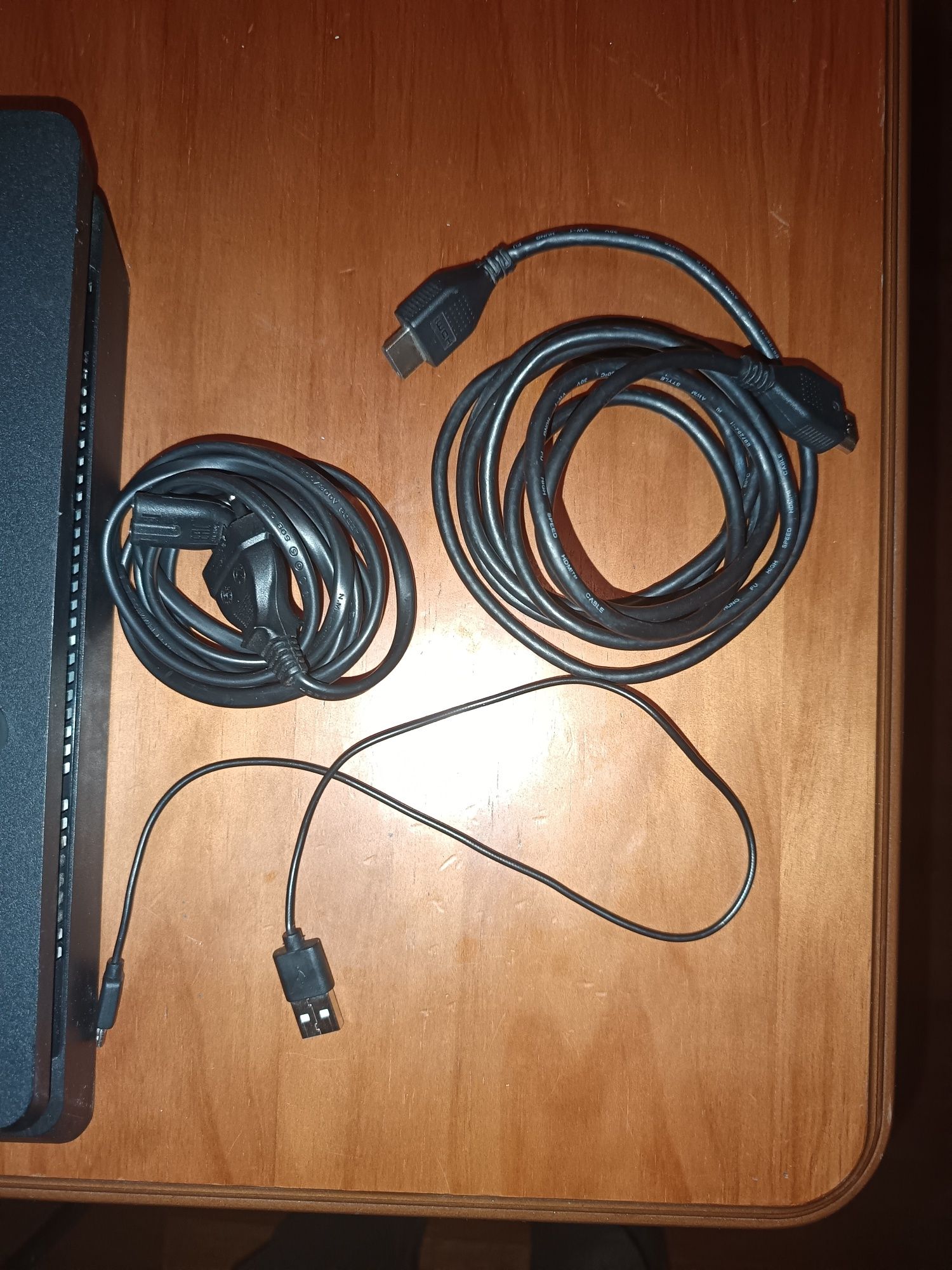 PS4 SLIM + 2 Comandos + 4 Jogos