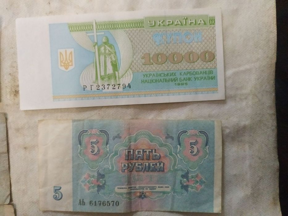 Продам  50 копеек 1992 года  Брак отсутствует  ягоды на первой гроздиб