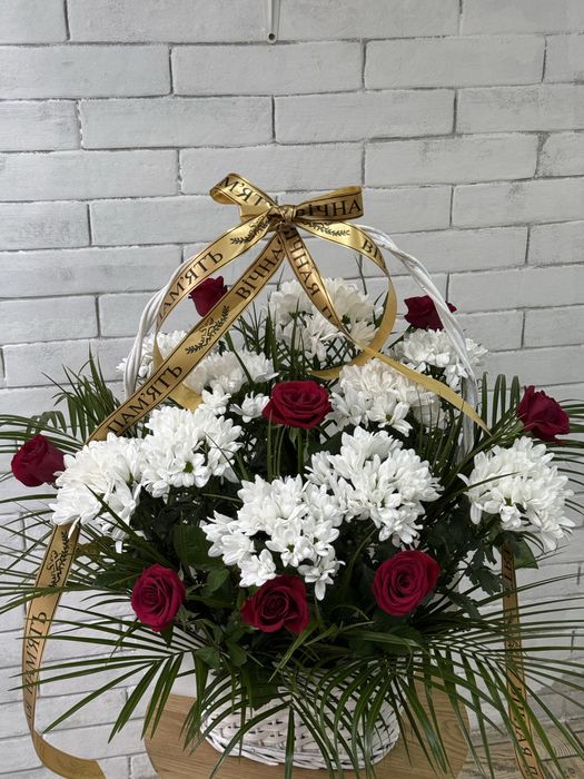 Похоронні корзини з живих квітів