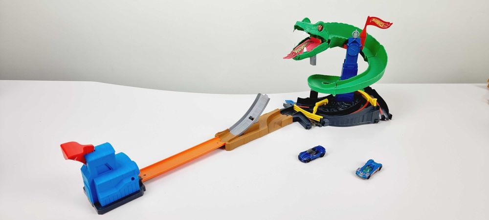 Машинки Hot Wheels и трек УКУС КОБРЫ FNB20