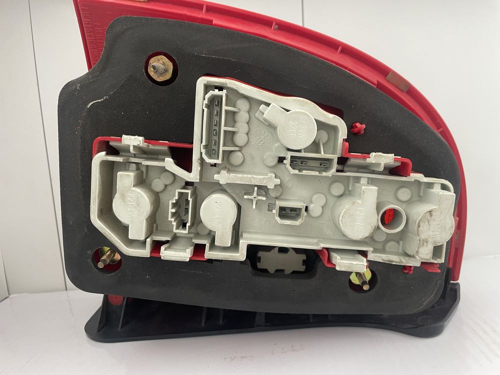 Продам заднюю правую фару на пасат Б-5, Б-5+ , без стекла