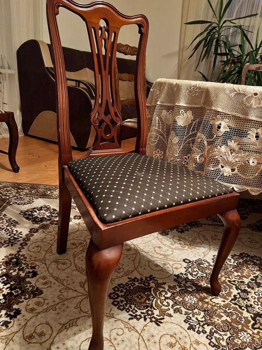 Стіл та чотири стільці