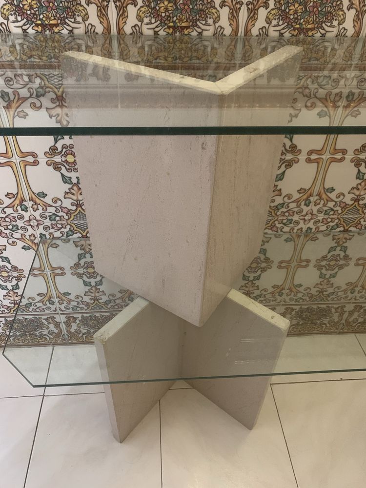 Aparador em pedra e vidro