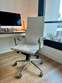 Cadeira para escritório - cor branca - em ótimo estado
