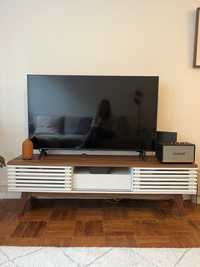 Móvel TV madeira escura e branco Beliani 149x44x35cm
