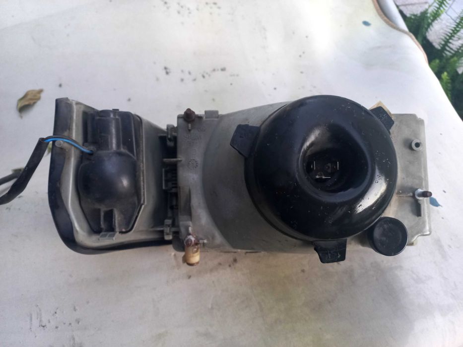 Farol dianteiro FIAT UNO com pisca lado  contrario ao condutor .