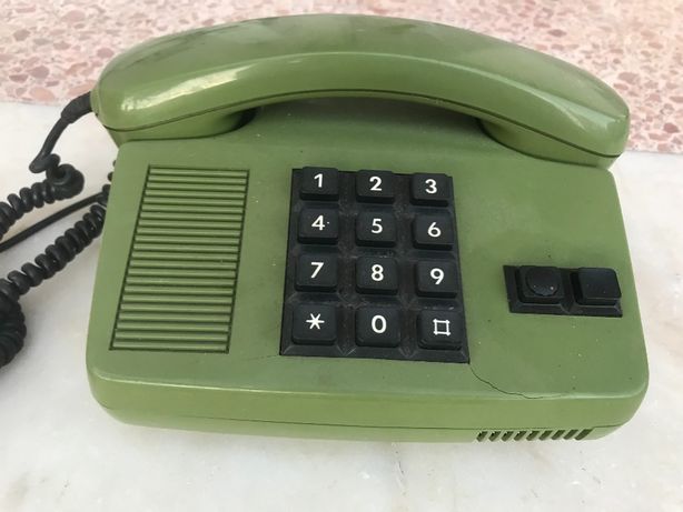 Telefones vintage preto e verde