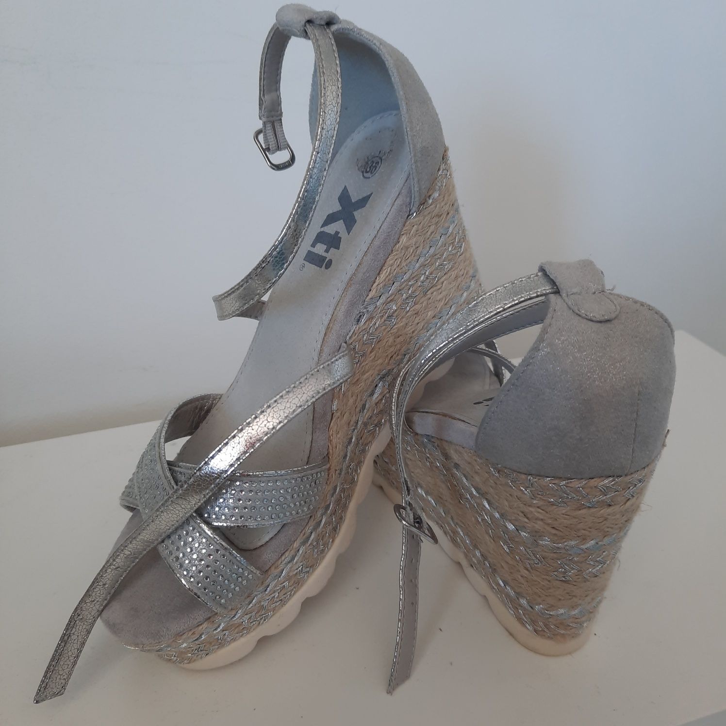 Srebrne sandały espadryle na koturnie XTI (roz.36)