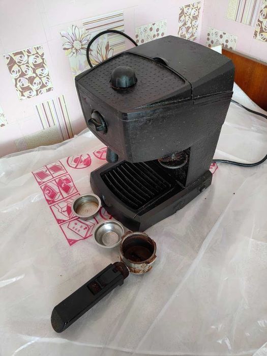 Кавоварка ріжкова Delonghi EC146.B Кофемашина