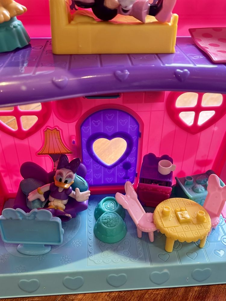 Casa da Minnie com mobília e bonecos