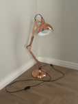 Lampa biurkowa w kolorze miedzianym