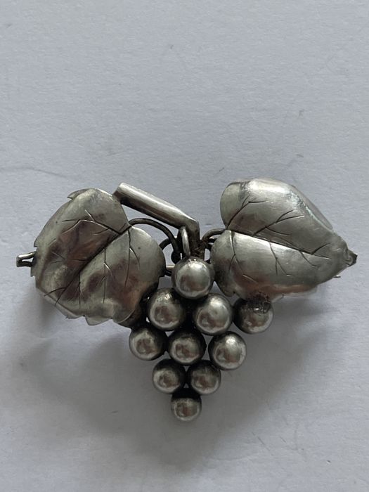 Broszka srebrna winorośl