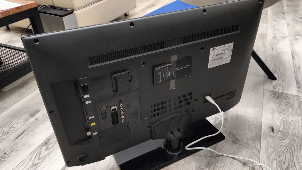 Telewizor 32" Samsung UE32F5300AW uszkodzony na części
