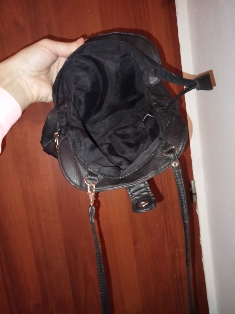 Czarna torebka damska na ramię.