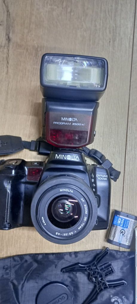 Aparat Minolta Dynax 700si plus obiektyw i lampa, zestaw