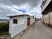 Moradia T1 + T1 / garagem fechada / cave e terreno