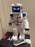 Robot interaktywny inteligentny zdalnie sterowany  tańczy , chodzi !