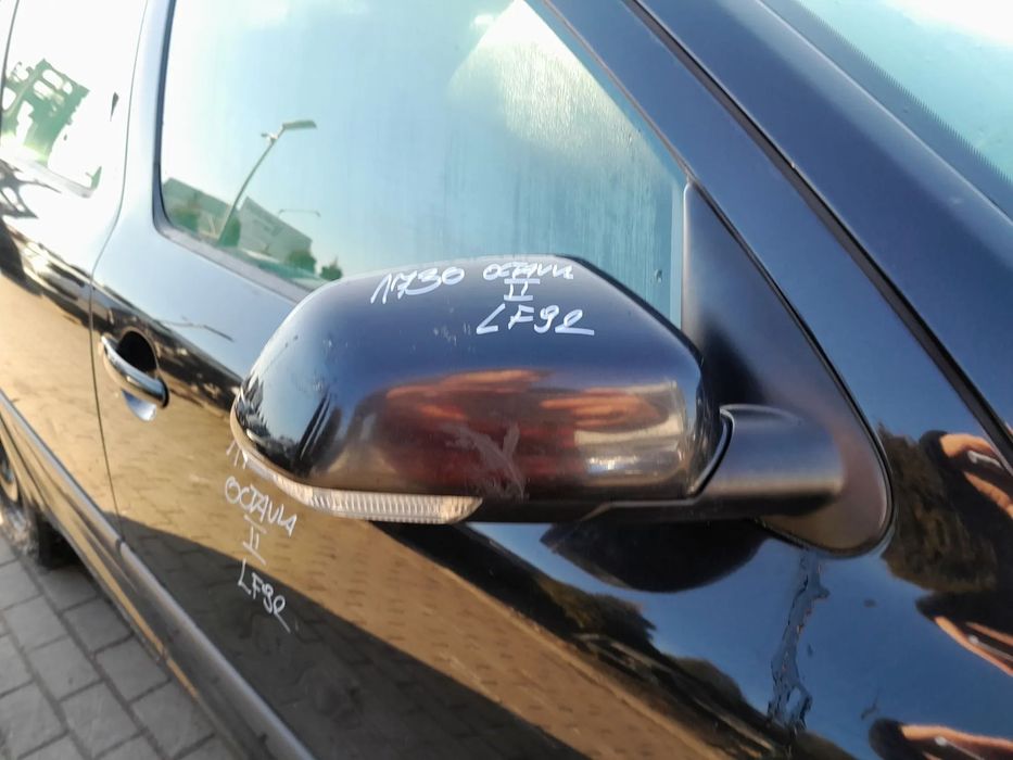 SKODA OCTAVIA II LUSTERKO PRAWE PRZEDNIE PRAWY PRZÓD KOLOR: LF9R