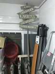 Placa com indicacoes de locais