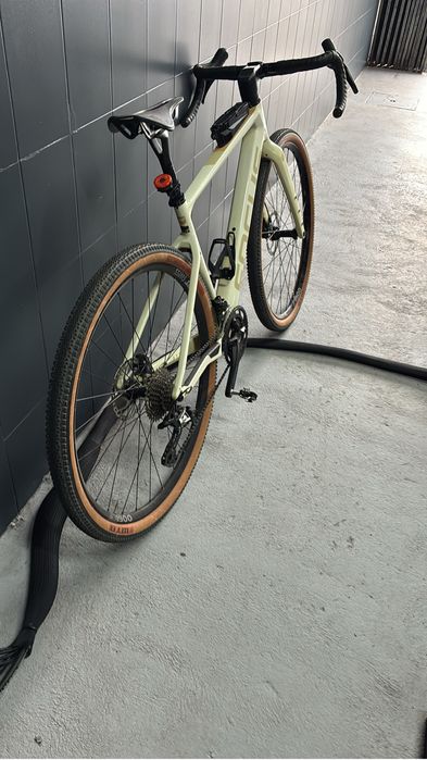 Bicicleta de Gravel Focus Atlas 8.8 | < 200KM