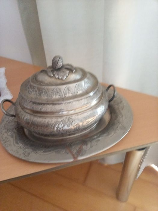 Terrina antiga usada não tem gravada qualquer marca