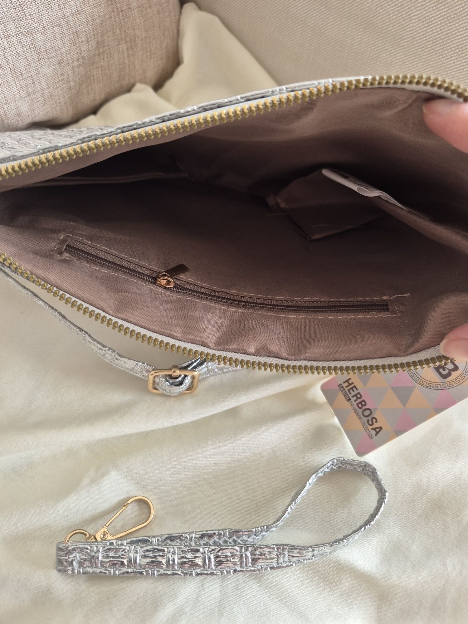 Mala Prateada Com alça ajustável 

Nova com etiqueta
Fechos em dourado