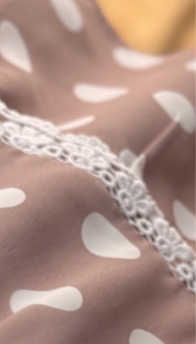 Retro sukienka w grochy pudrowy róż z falbanką wiązana koktajlowa