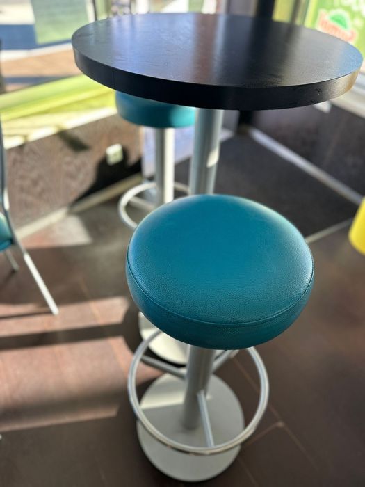 2 mesas e 4 cadeiras