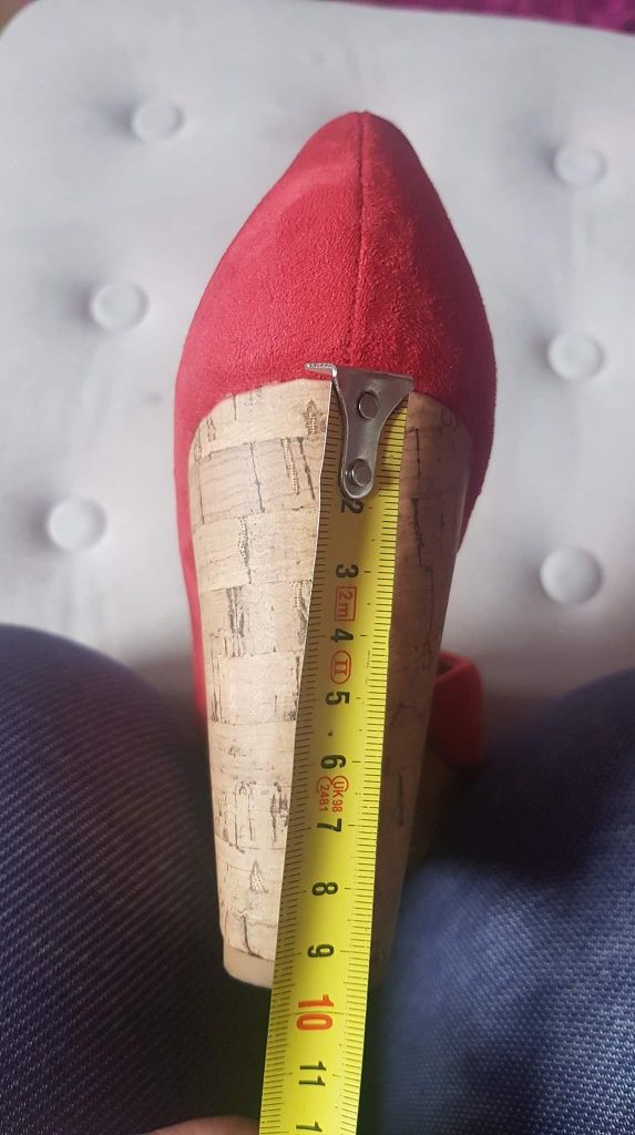 Czerwone buty na koturnie