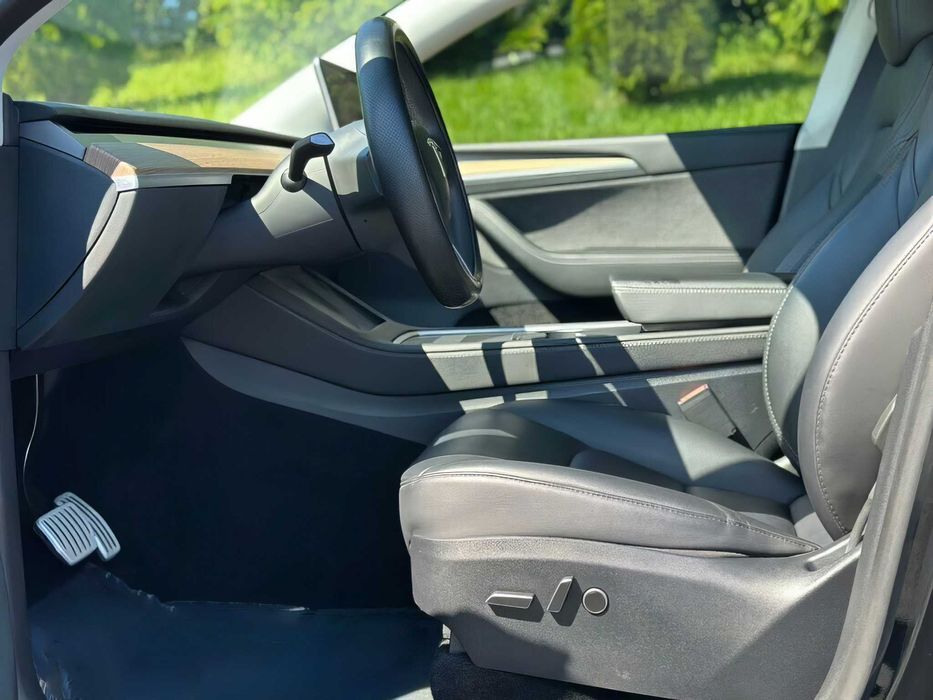 Tesla Model Y      2023