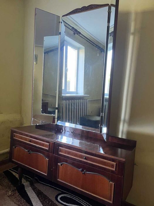 Шафа, дзеркало та приліжкові тумби