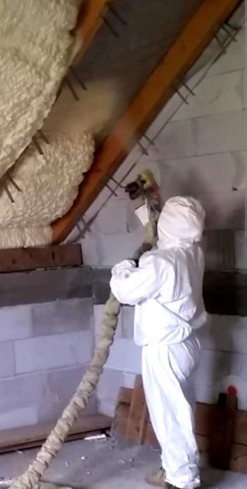 Утеплення піною горища, мансарди ППУ, гідроізоляція полісечовиною