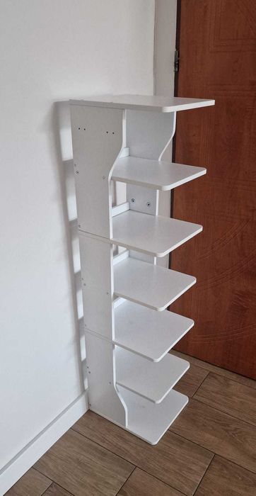 Biała wąska szafka na buty 6 półek 2 boczne haki na klucze LOFT