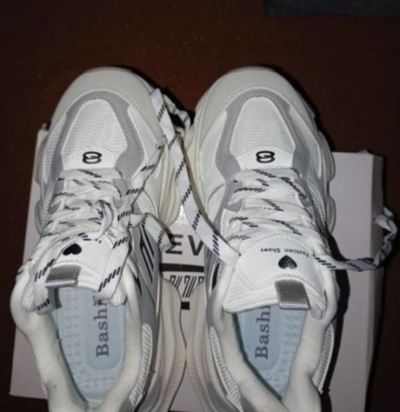 Кросівки жіночі стильні