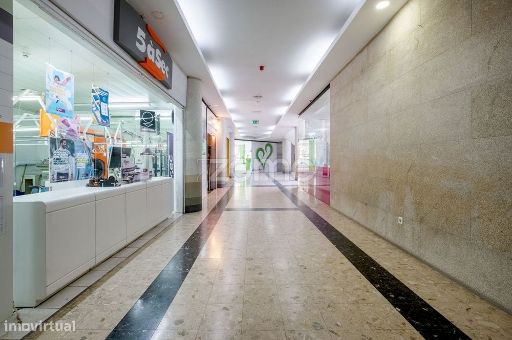 Lojas comerciais prontas a usar, no centro de Paços de Ferreira