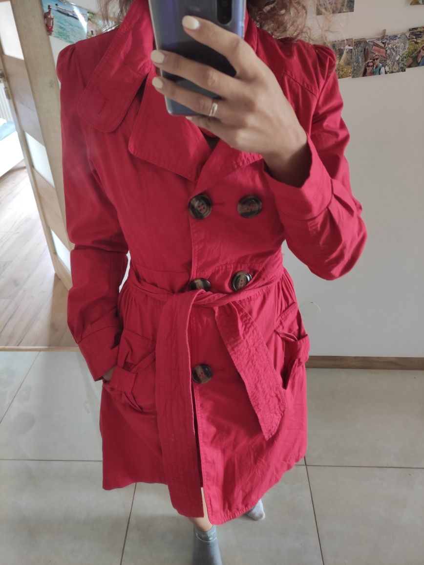 Czerwony cienki płaszcz