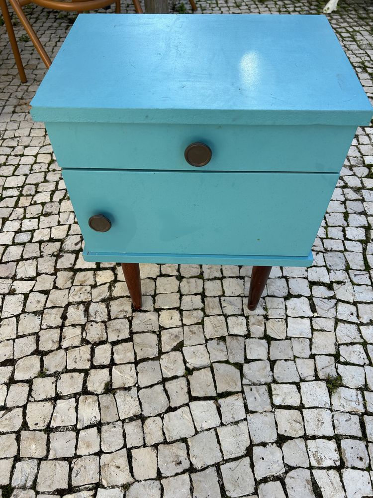 Mesinha de cabeceira azul