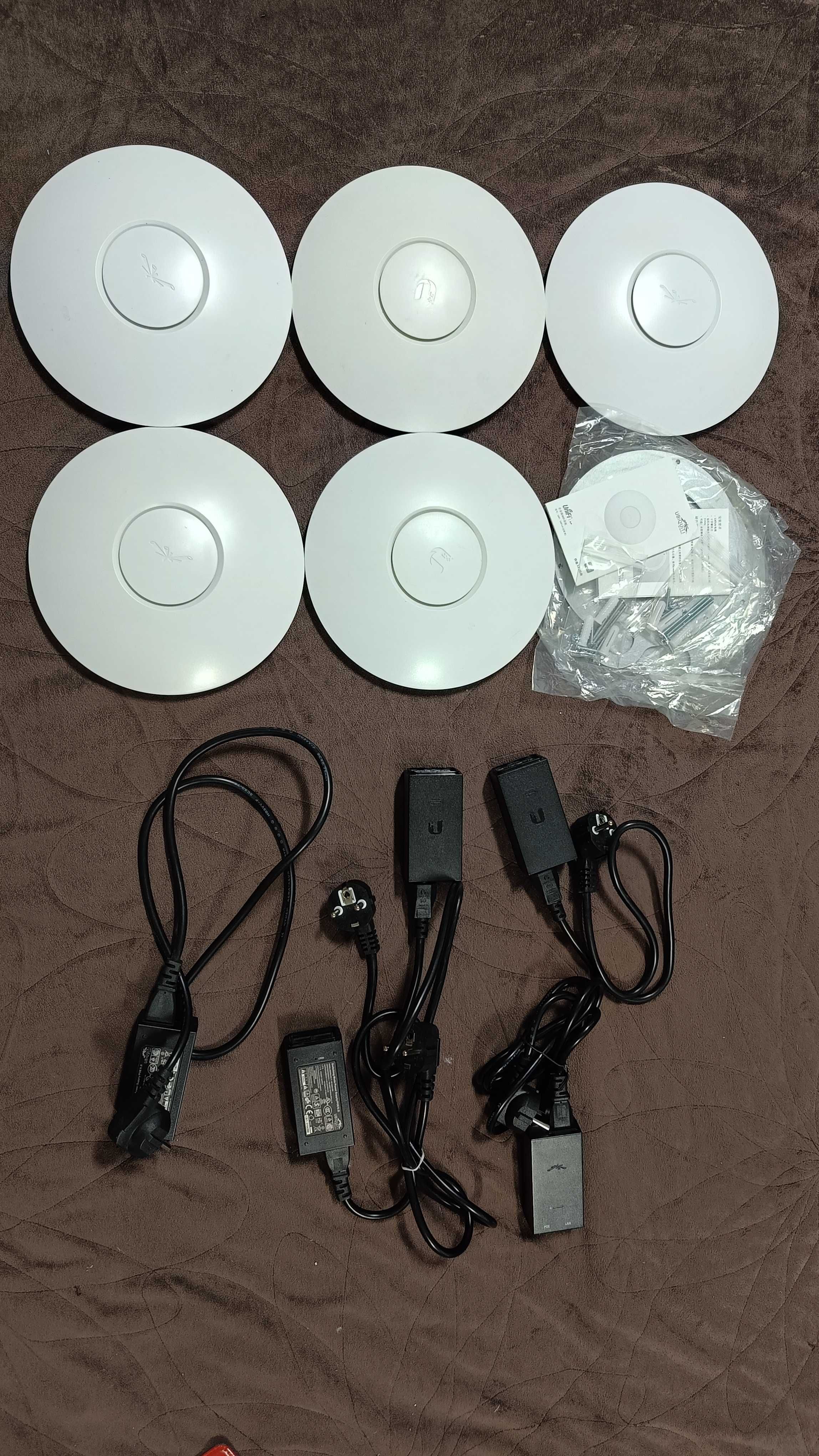 Accespointy, talerze, punkty dostępu WiFi Ubiquiti Unifi AP oraz AP LR