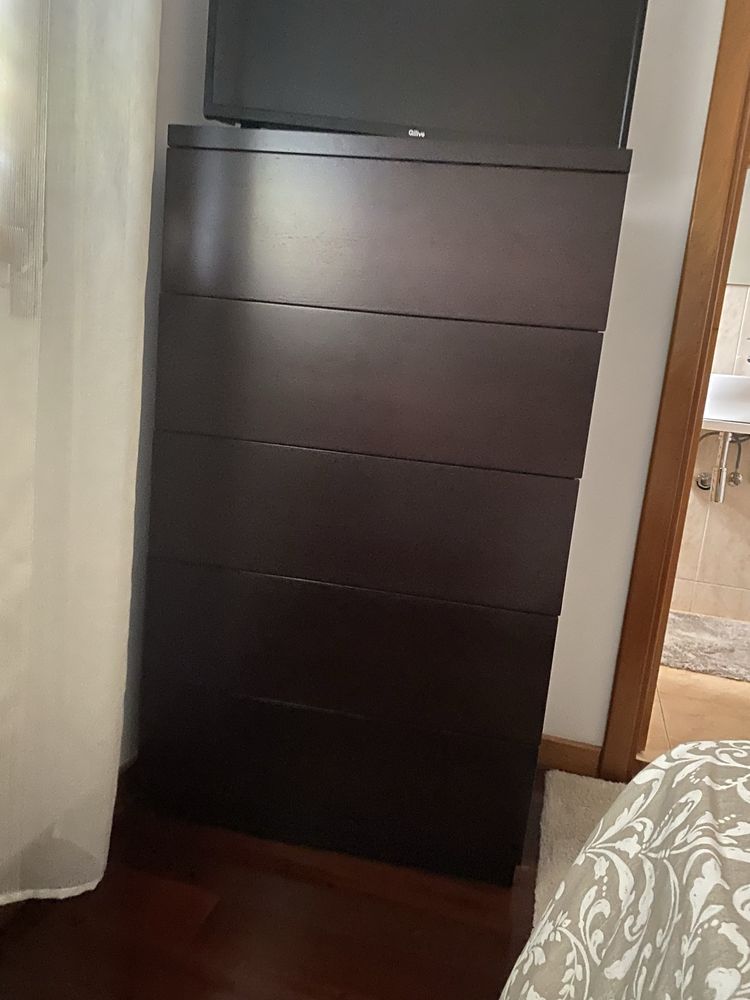 Quarto de casal em madeira, cama, mesas de cabeceira, camiseiro e esp
