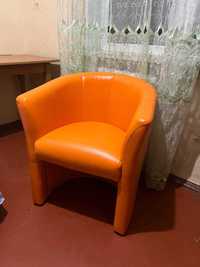 Крісло помаранчеве шкірзам, для бізнесу або для дачі.