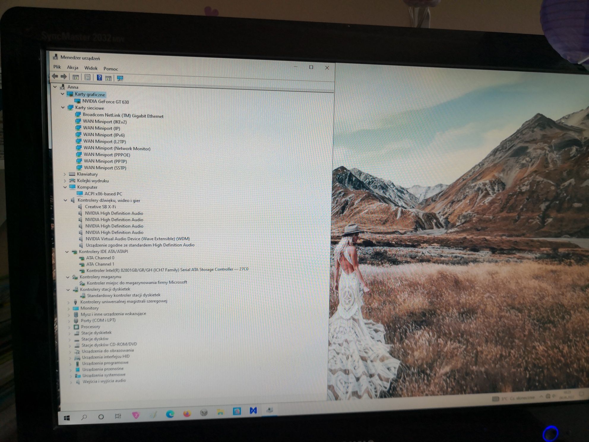 Komputer z monitorem