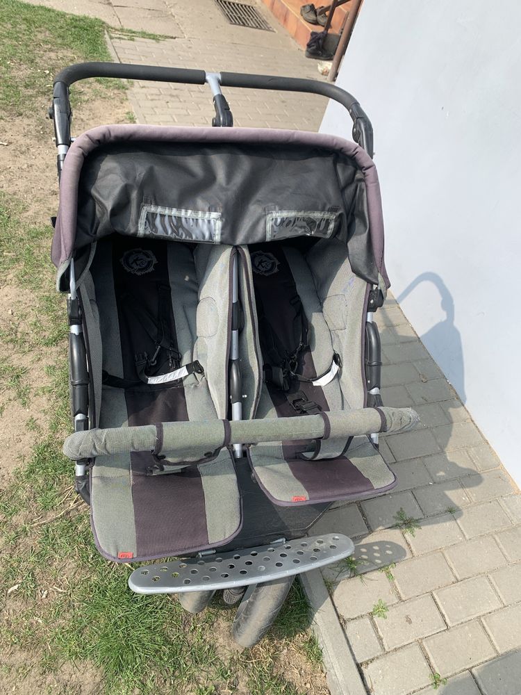 Kees twin wózek spacerowy podwójny bliźniaczy rok po roku