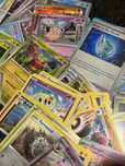 Coleção de Cartas Bulk Pokémon - Comuns, Reverse e holograficas!