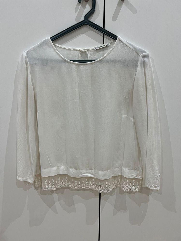 Camisola branca com manga 3/4 e renda fina em baixo tam S bershka