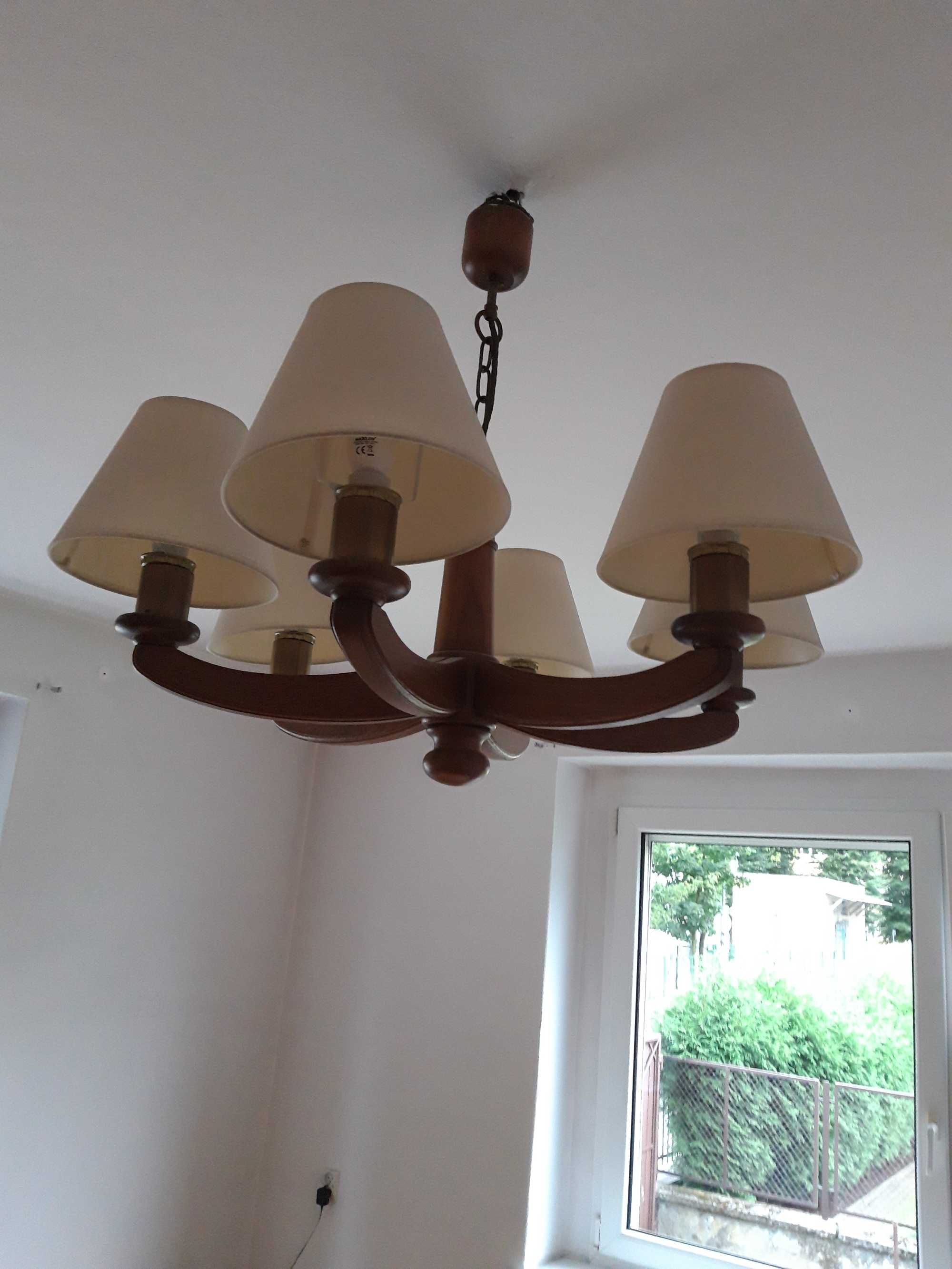 Lampa sześcioramienna drewniana z kloszami na żarówki z małym gwintem