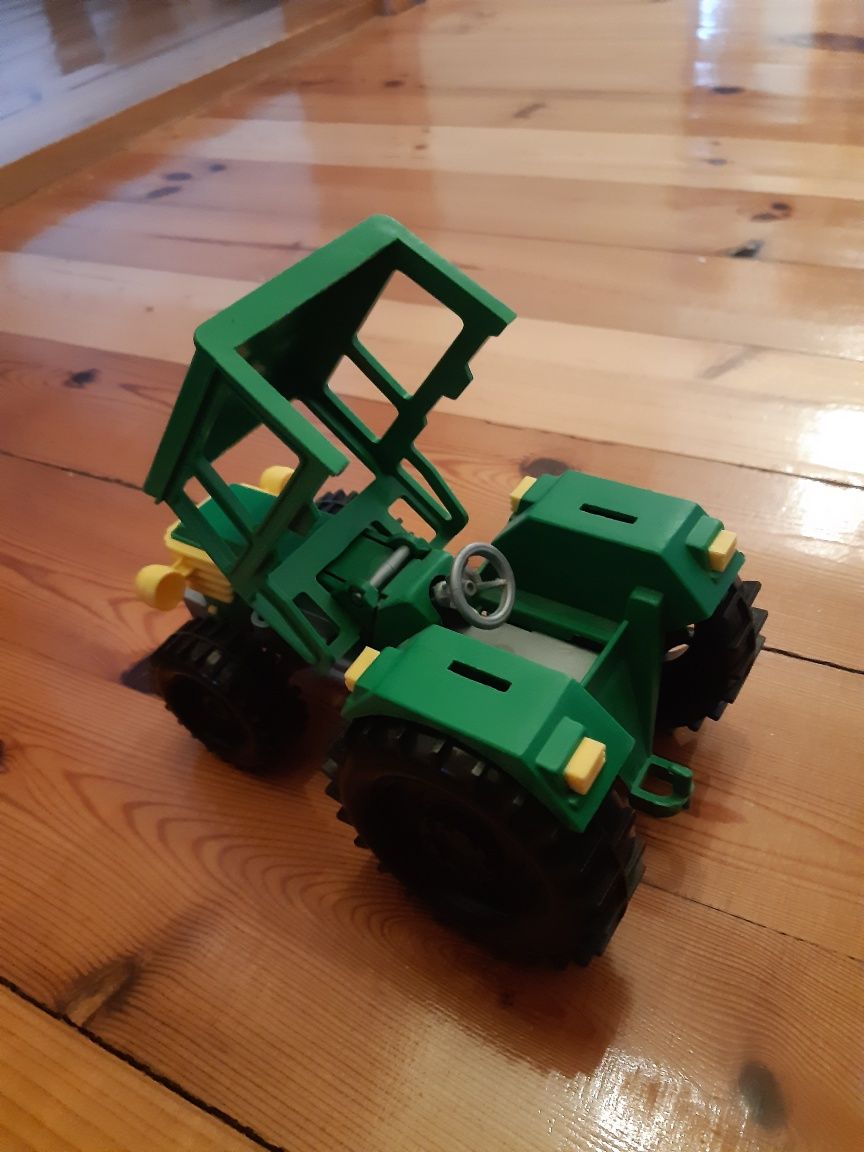 Traktor zabawka z przyczepą do przewozu zwierząt