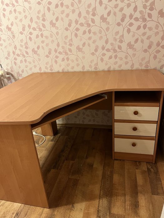 Дитячий письмовий стіл, парта у дитячу кімнату