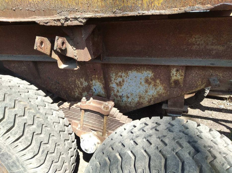 Прицеп-шасси ПТС-9 с емкостью 8 кубов, с битумом