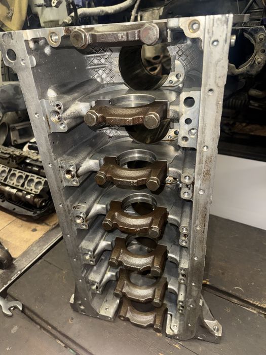 Блок двигаткля bmw m54b30 с задиром в 1 цилиндре